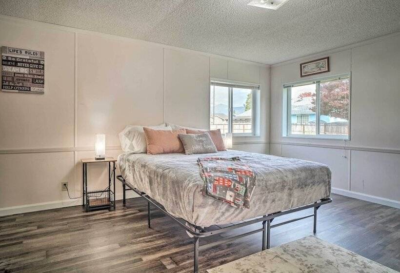 Charming Grants Pass Home W/ Large Backyard!