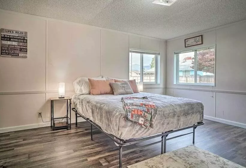Charming Grants Pass Home W/ Large Backyard!