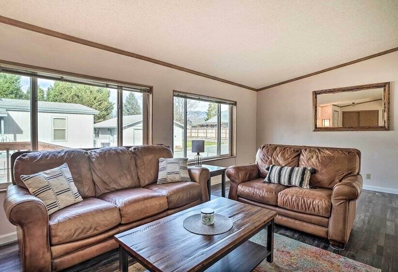 Charming Grants Pass Home W/ Large Backyard!