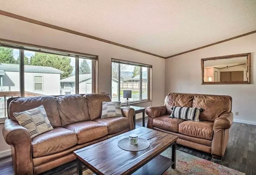 Charming Grants Pass Home W/ Large Backyard!