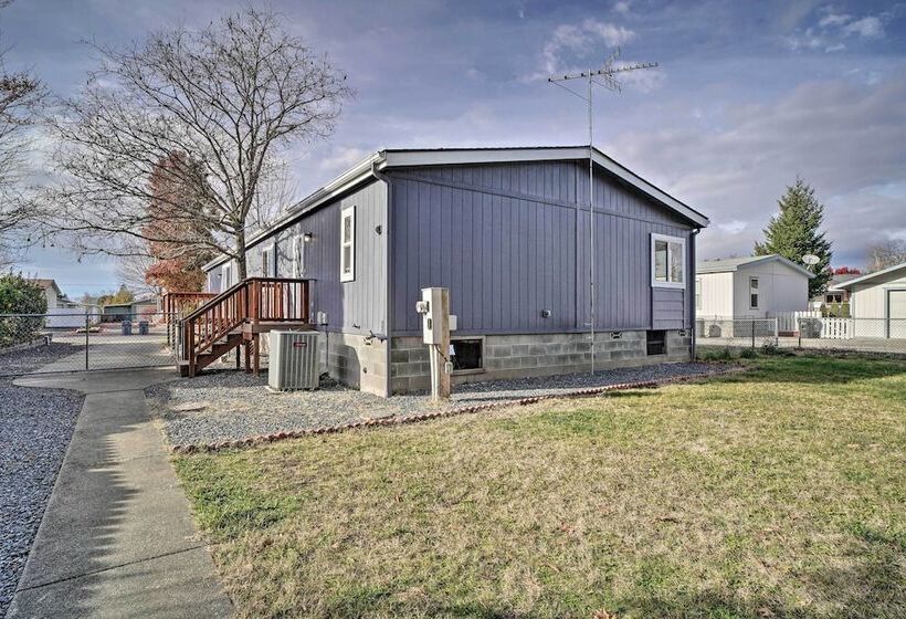 Charming Grants Pass Home W/ Large Backyard!