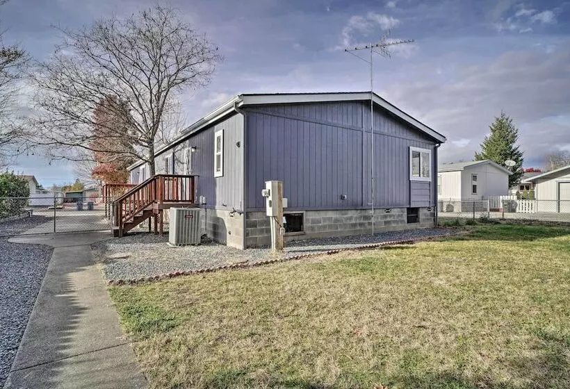 Charming Grants Pass Home W/ Large Backyard!