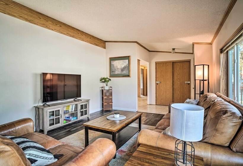 Charming Grants Pass Home W/ Large Backyard!