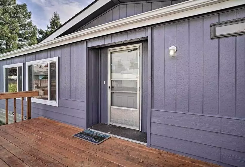 Charming Grants Pass Home W/ Large Backyard!