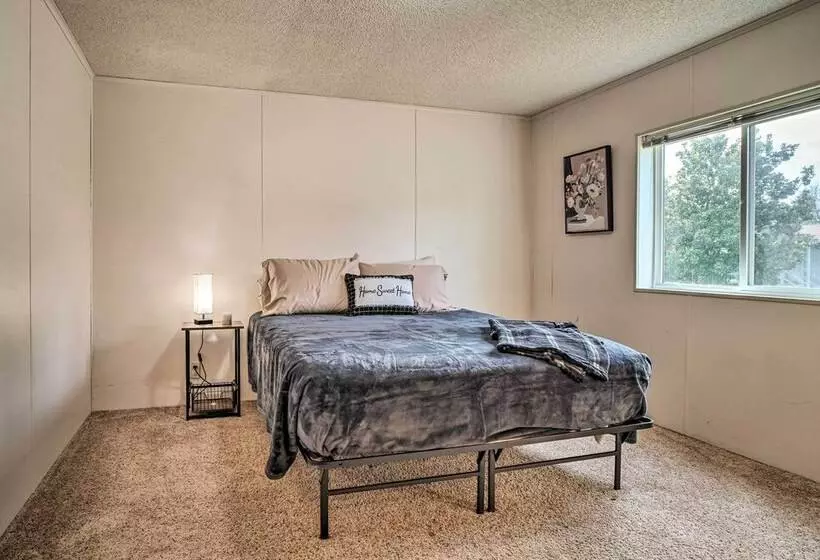Charming Grants Pass Home W/ Large Backyard!