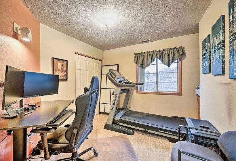 Charming Vancouver Home   Patio & Fire Pit!