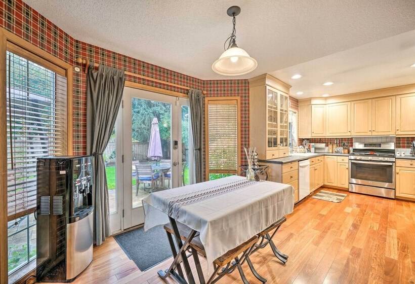 Charming Vancouver Home   Patio & Fire Pit!