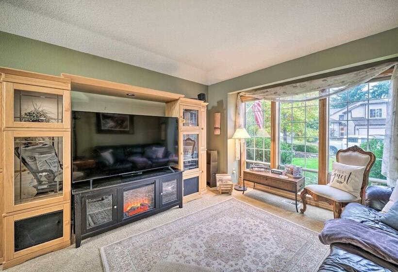 Charming Vancouver Home   Patio & Fire Pit!