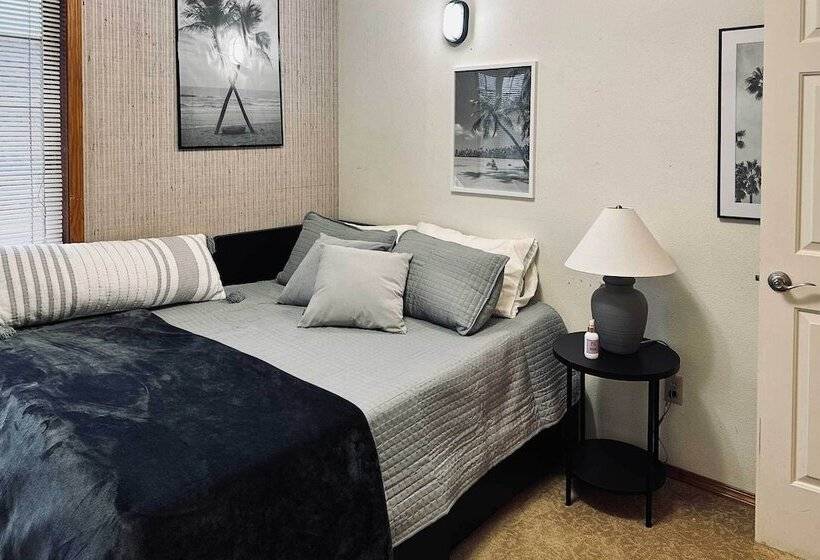 Charming Vancouver Home   Patio & Fire Pit!