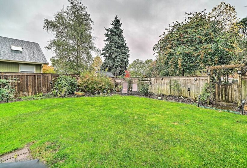 Charming Vancouver Home   Patio & Fire Pit!