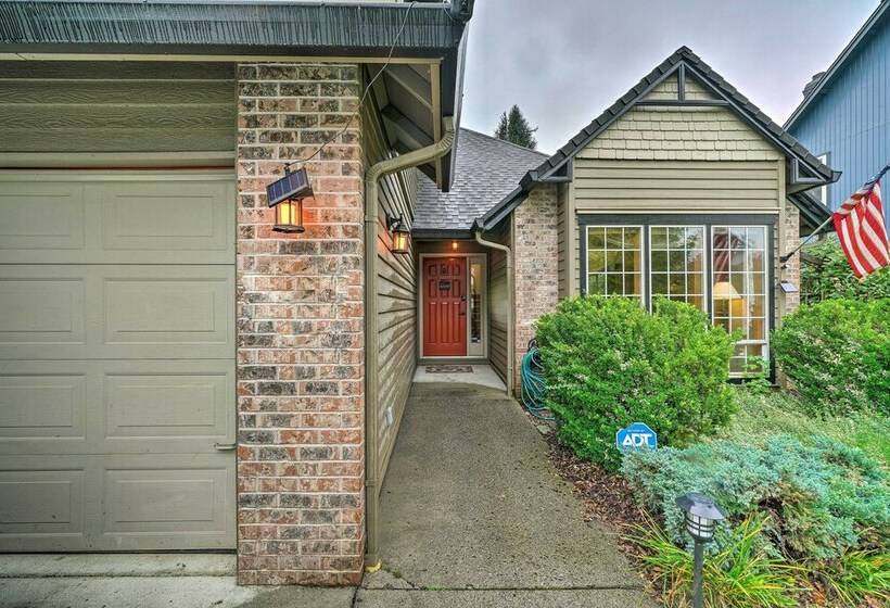 Charming Vancouver Home   Patio & Fire Pit!