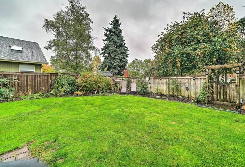 Charming Vancouver Home   Patio & Fire Pit!
