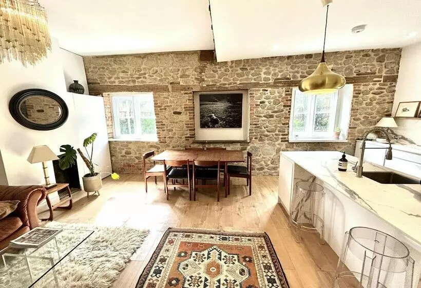 Historic Cottage Retreat In Petworth