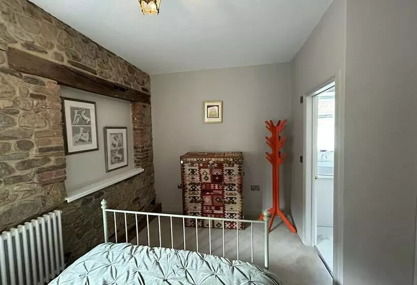 Historic Cottage Retreat In Petworth