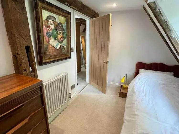 Historic Cottage Retreat In Petworth