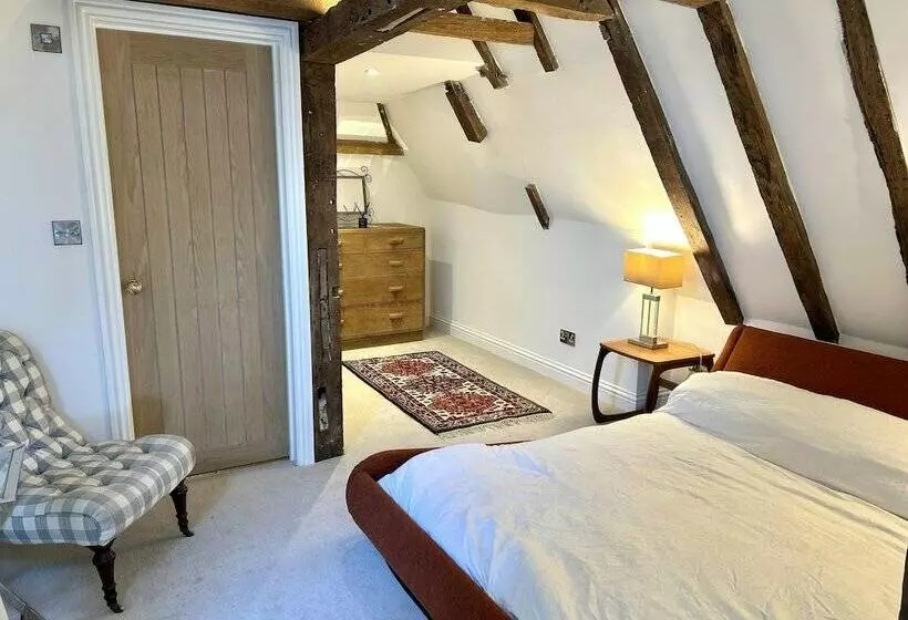 Historic Cottage Retreat In Petworth