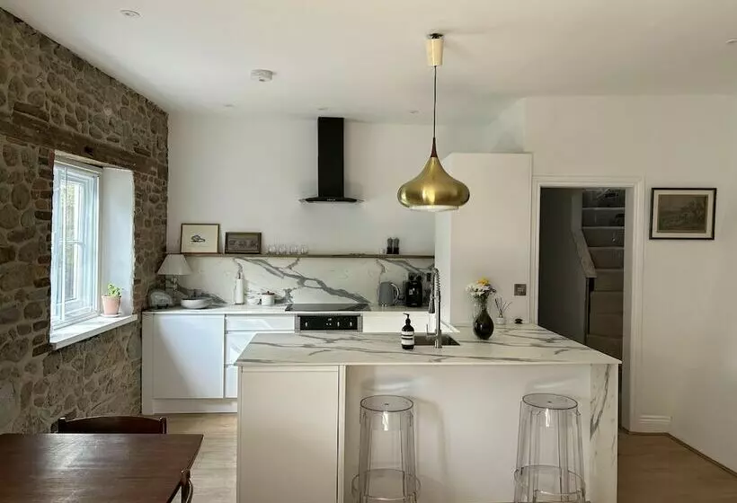 Historic Cottage Retreat In Petworth