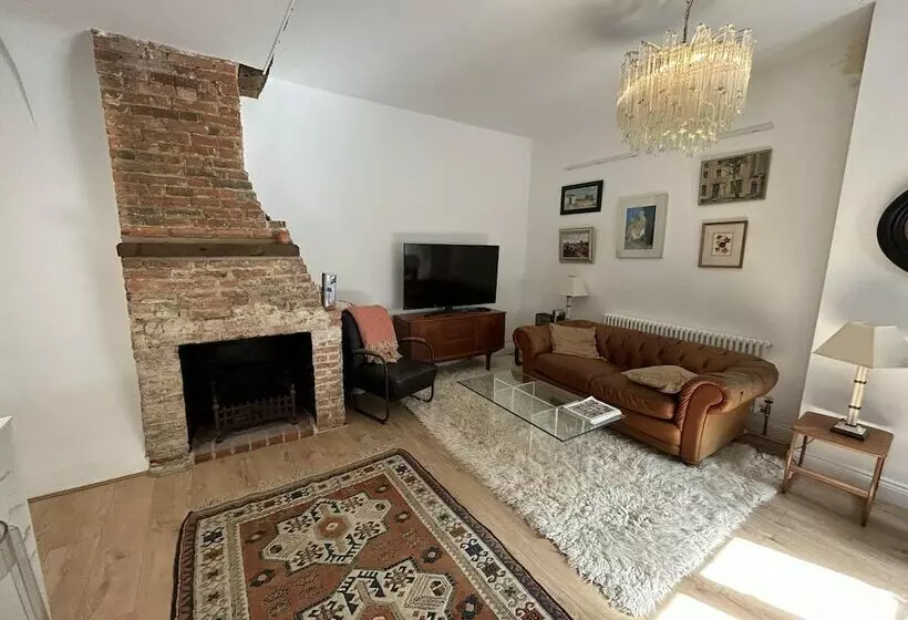 Historic Cottage Retreat In Petworth