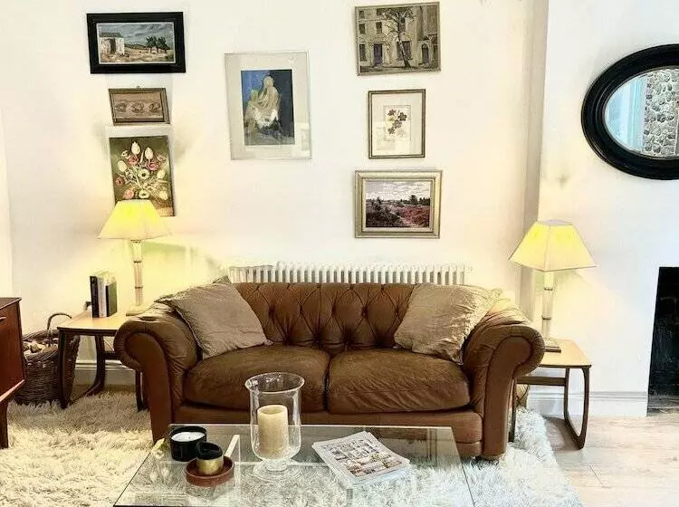 Historic Cottage Retreat In Petworth