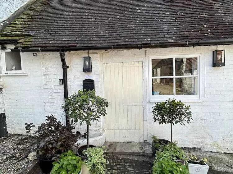 Historic Cottage Retreat In Petworth