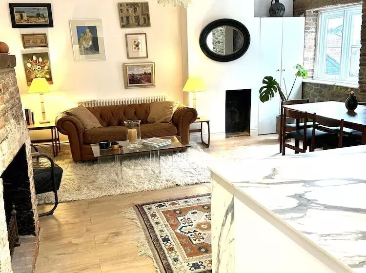 Historic Cottage Retreat In Petworth