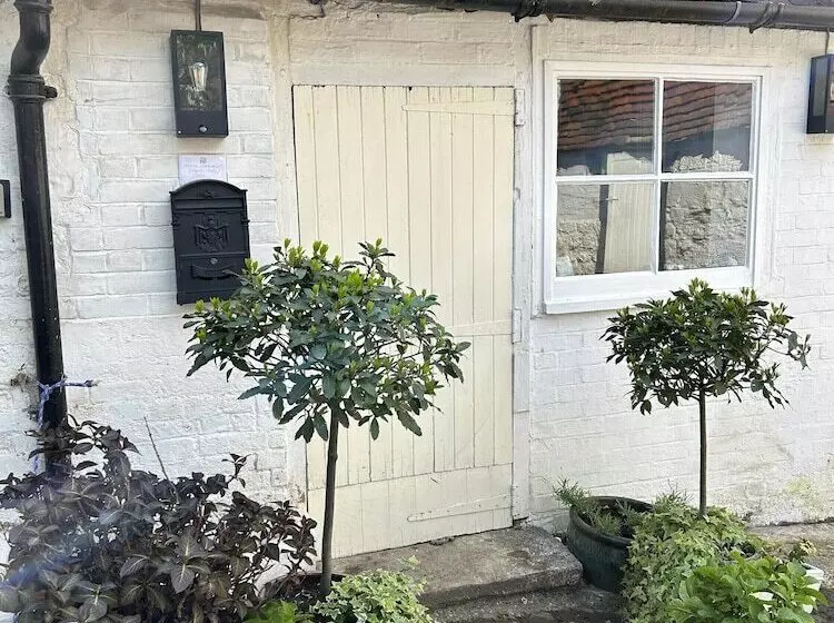 Historic Cottage Retreat In Petworth