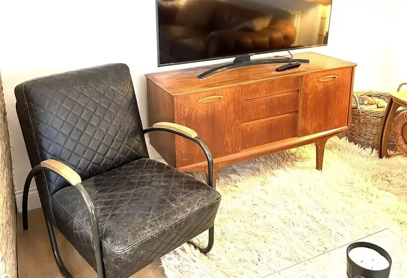 Historic Cottage Retreat In Petworth