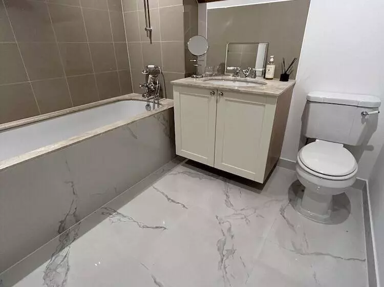 Historic Cottage Retreat In Petworth