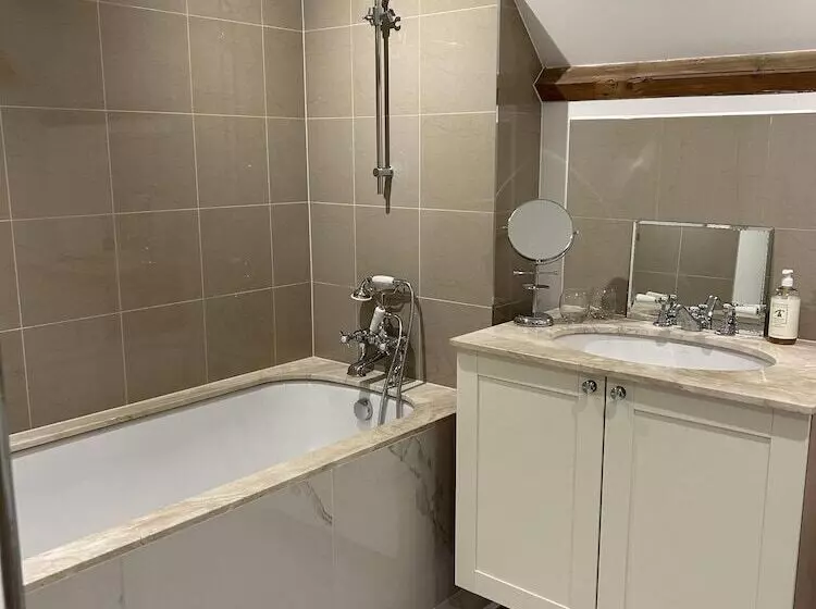 Historic Cottage Retreat In Petworth