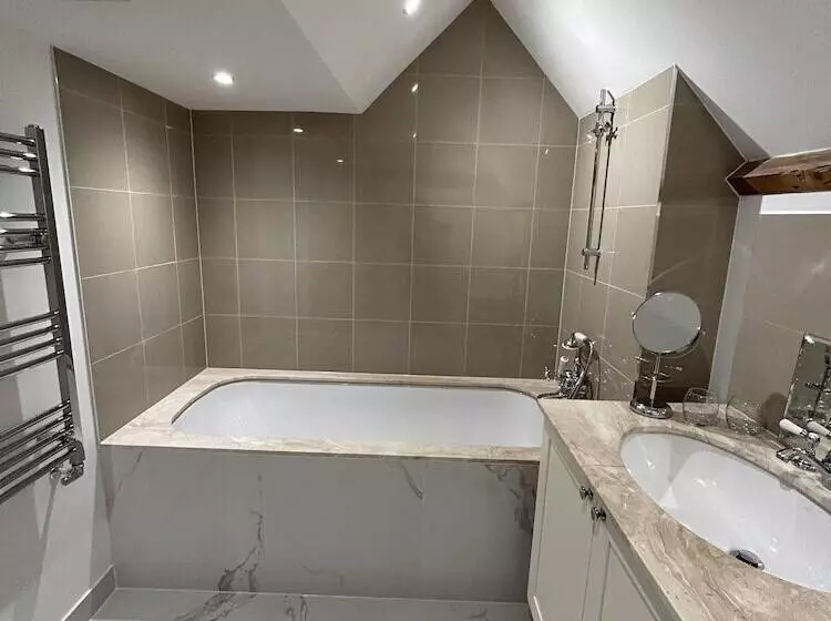 Historic Cottage Retreat In Petworth