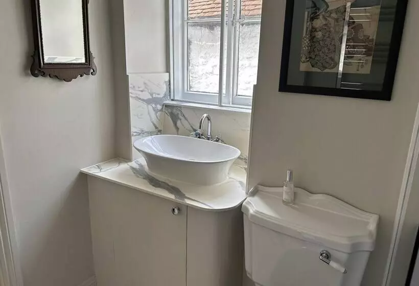 Historic Cottage Retreat In Petworth