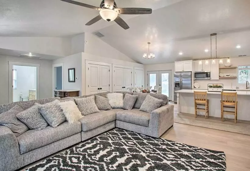 Cozy + Chic Abode ~ 11 Mi To Bloomington Lake