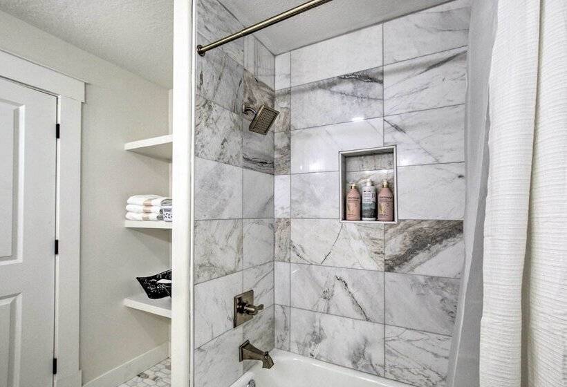 Cozy + Chic Abode ~ 11 Mi To Bloomington Lake