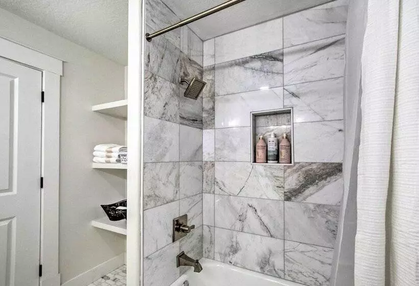 Cozy + Chic Abode ~ 11 Mi To Bloomington Lake