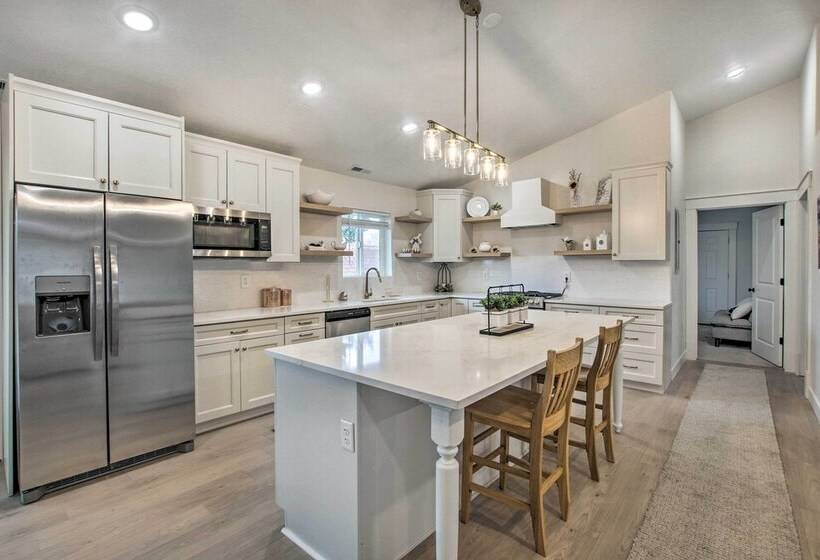 Cozy + Chic Abode ~ 11 Mi To Bloomington Lake