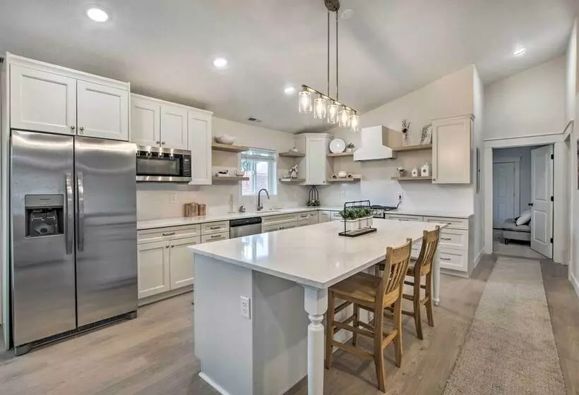 Cozy + Chic Abode ~ 11 Mi To Bloomington Lake