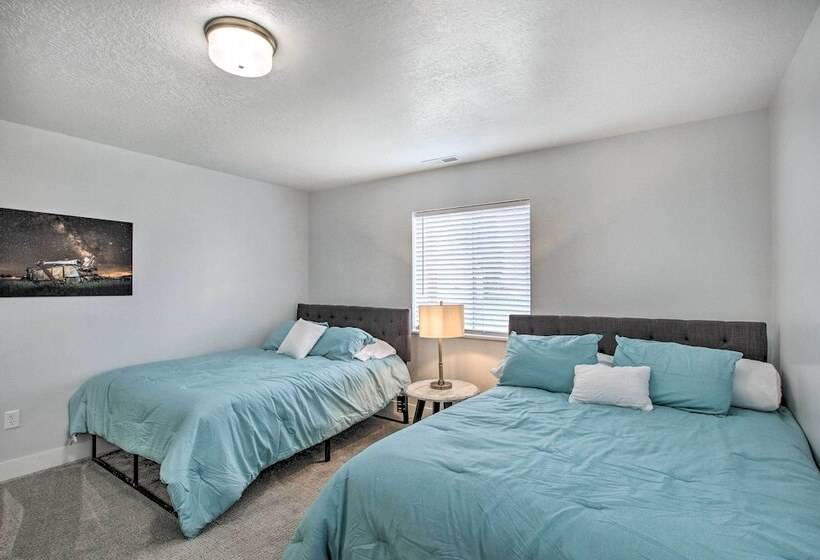 Cozy + Chic Abode ~ 11 Mi To Bloomington Lake