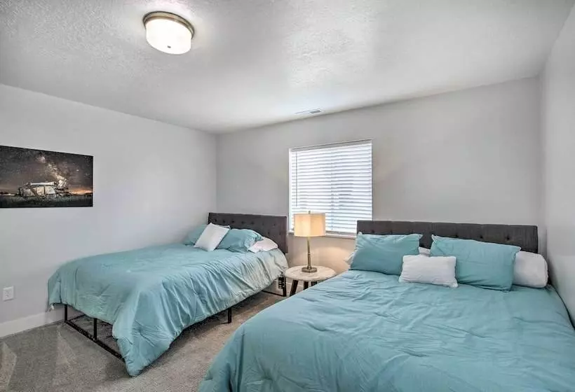 Cozy + Chic Abode ~ 11 Mi To Bloomington Lake