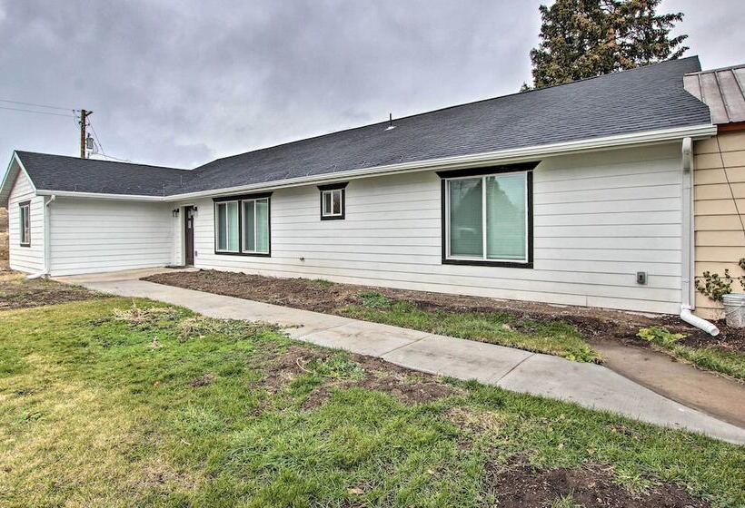 Cozy + Chic Abode ~ 11 Mi To Bloomington Lake