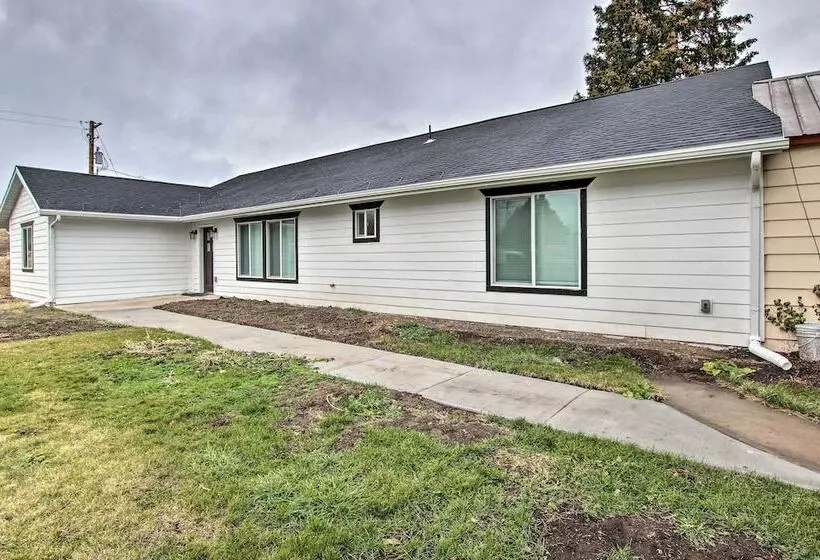 Cozy + Chic Abode ~ 11 Mi To Bloomington Lake