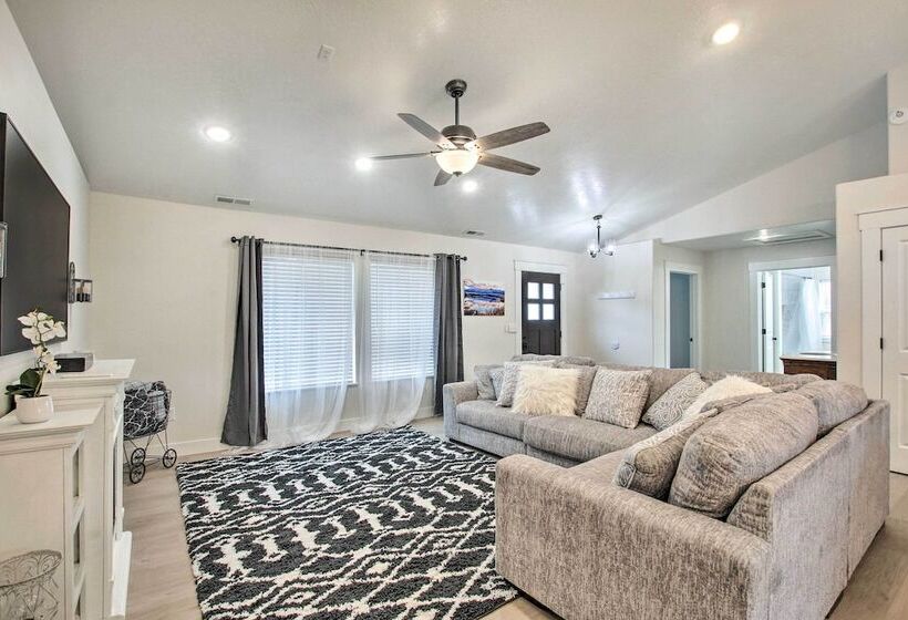 Cozy + Chic Abode ~ 11 Mi To Bloomington Lake