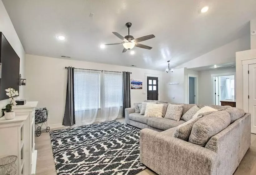 Cozy + Chic Abode ~ 11 Mi To Bloomington Lake