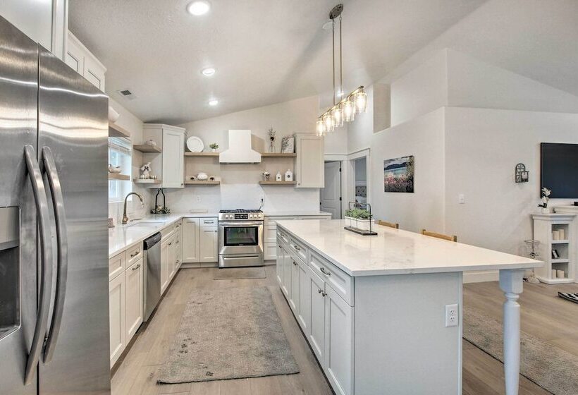 Cozy + Chic Abode ~ 11 Mi To Bloomington Lake