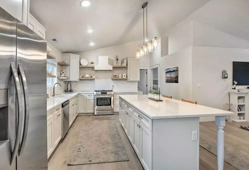 Cozy + Chic Abode ~ 11 Mi To Bloomington Lake