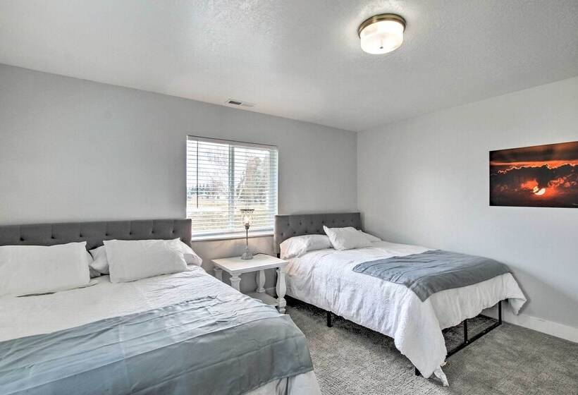 Cozy + Chic Abode ~ 11 Mi To Bloomington Lake