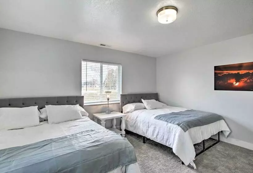 Cozy + Chic Abode ~ 11 Mi To Bloomington Lake