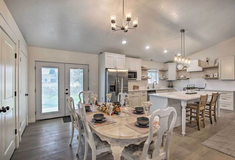 Cozy + Chic Abode ~ 11 Mi To Bloomington Lake