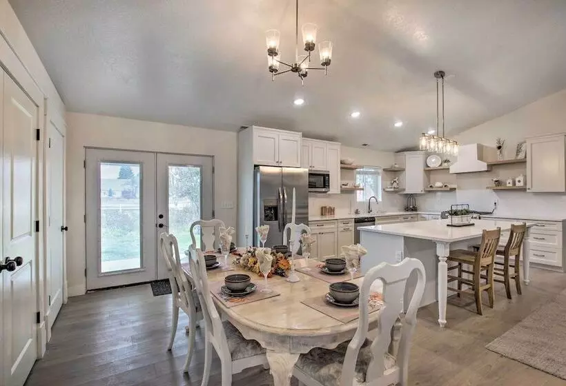 Cozy + Chic Abode ~ 11 Mi To Bloomington Lake