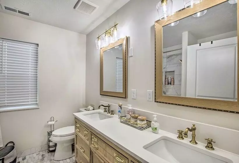 Cozy + Chic Abode ~ 11 Mi To Bloomington Lake