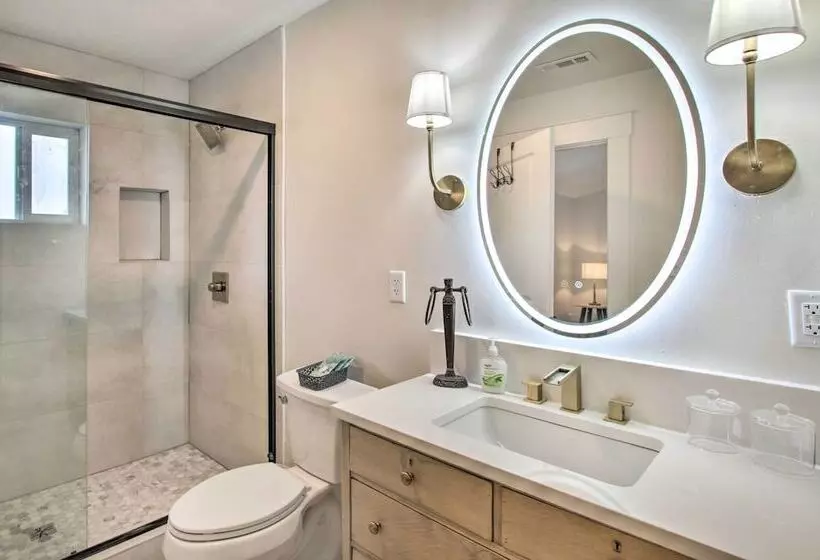 Cozy + Chic Abode ~ 11 Mi To Bloomington Lake